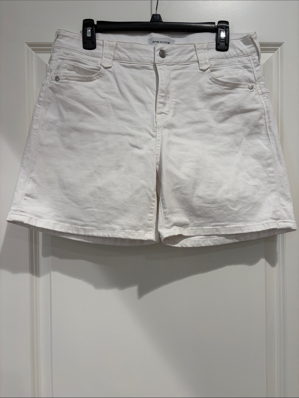 Dailylook White Women's Denim Stretchy Classic Shorts, size 31